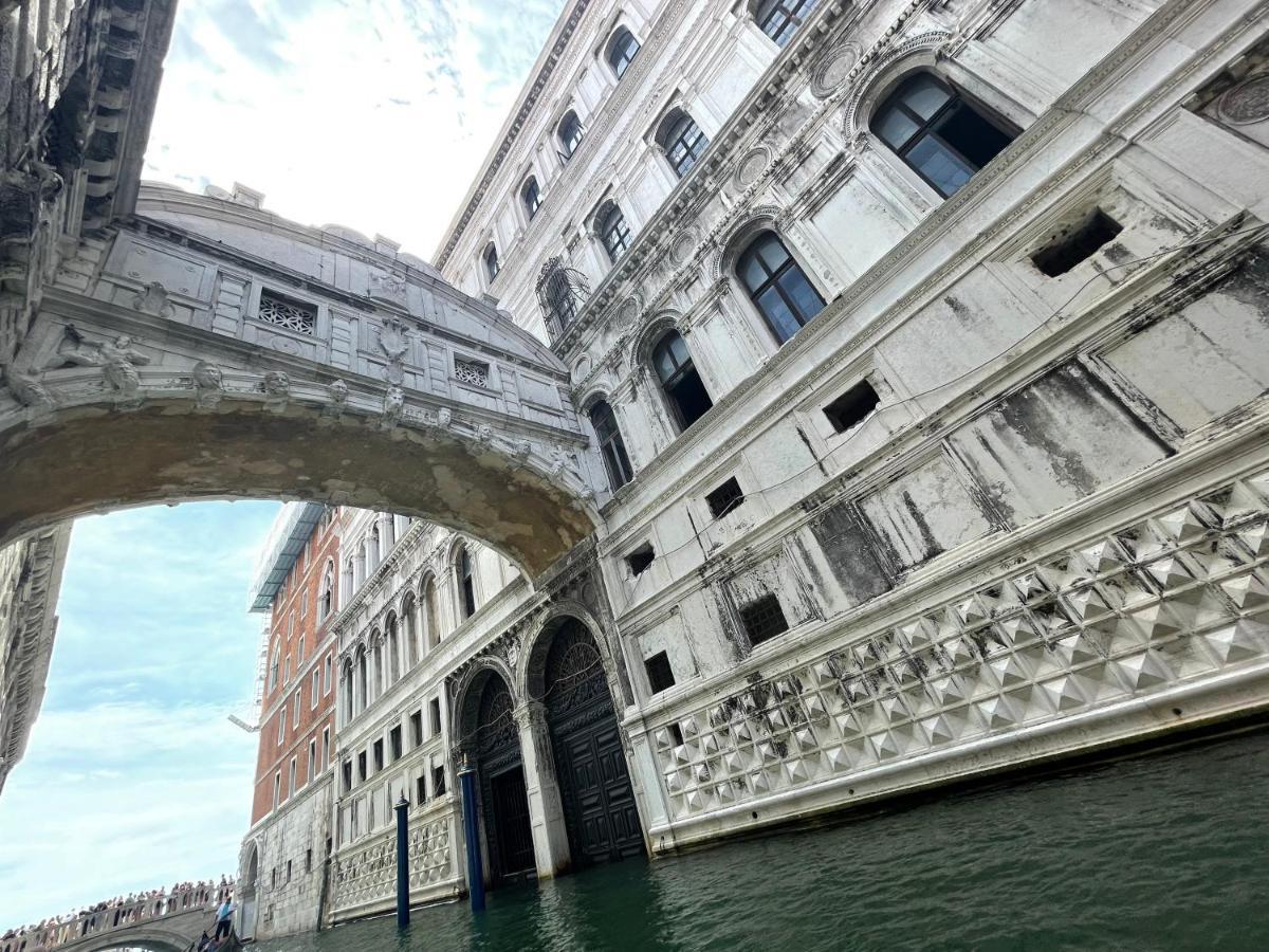 Ca' Ai Sospiri Lägenhet Venedig Exteriör bild